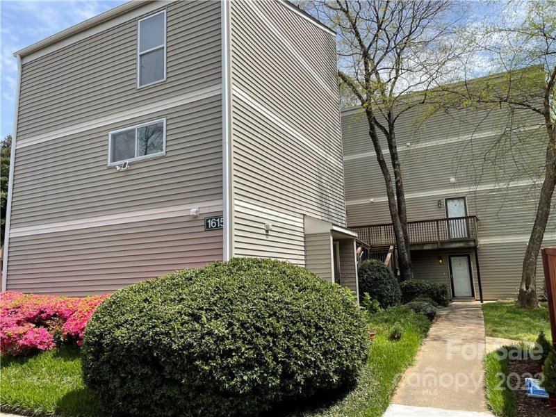 Property image 2 at 1615 Merry Oaks Road, Charlotte, NC 28205