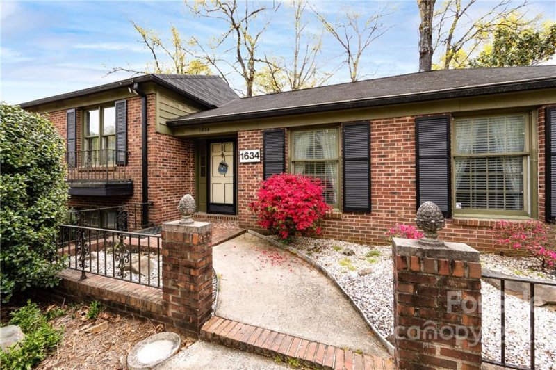 Property image 4 at 1634 Lumarka Drive, Charlotte, NC 28212