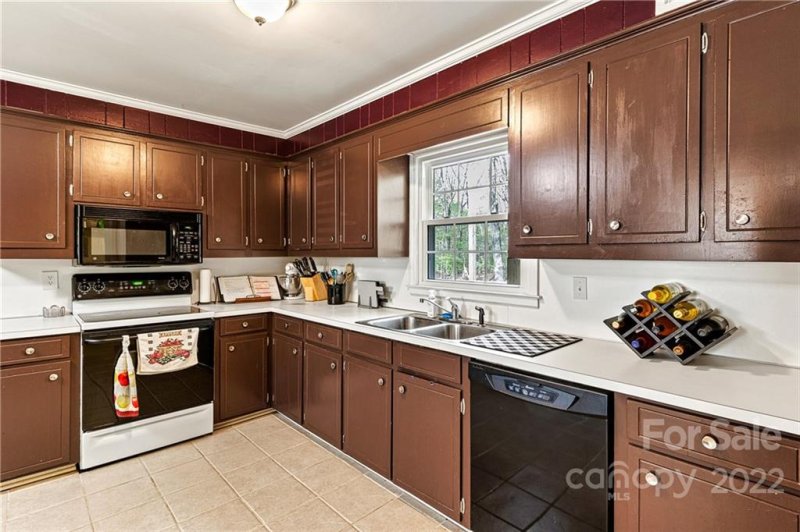 Property image 3 at 401 Beverly Circle, Charlotte, NC 28270