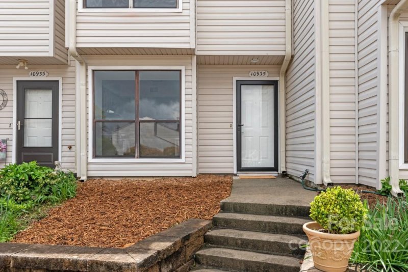 Property image 3 at 10935 Carmel Crossing Road, Charlotte, NC 28226