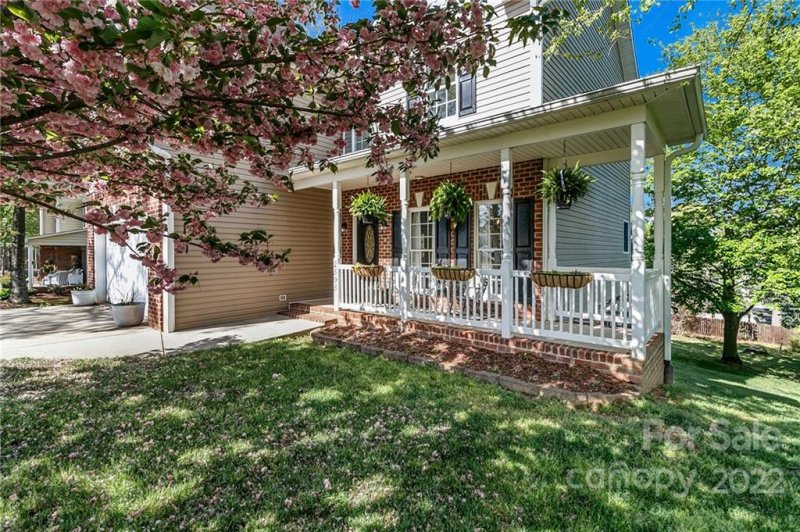 Property image 2 at 2595 Knoll Ridge Court, Hickory, NC 28602