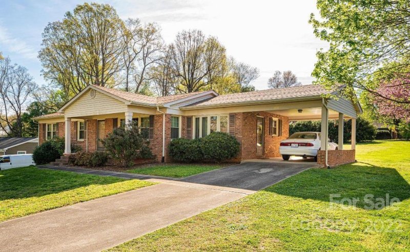 Property image 2 at 2010 12th Street, Hickory, NC 28601