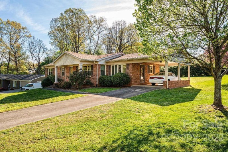 Property image 3 at 2010 12th Street, Hickory, NC 28601