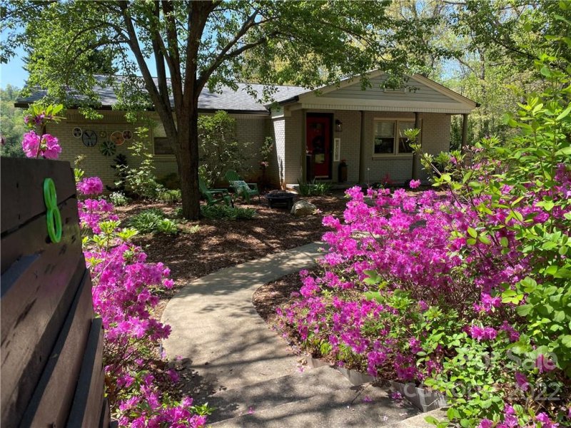 8 Rolling View Drive