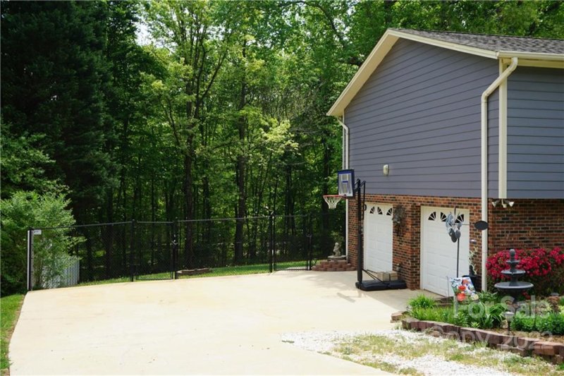 Property image 3 at 1157 Hidden Creek Circle, Hickory, NC 28602