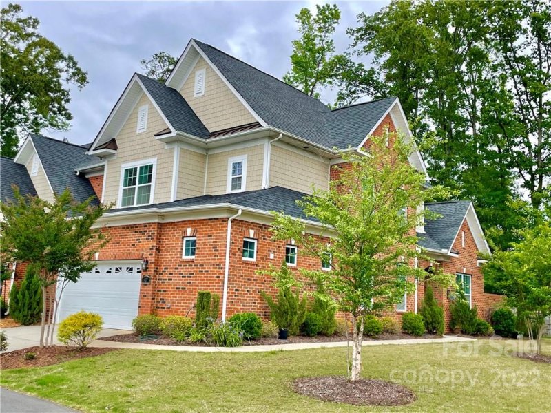 907 Ospre Lane