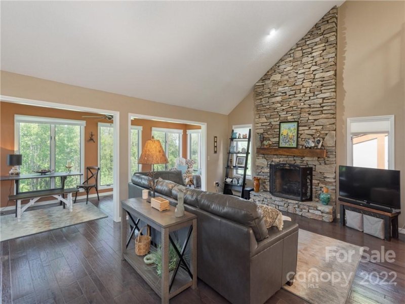 Property image 4 at 905 Fleetwood Plaza, Hendersonville, NC 28739