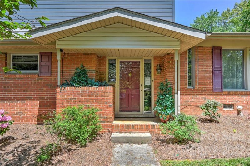 Property image 3 at 205 Summerglen Drive, Asheville, NC 28806