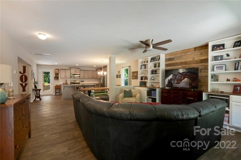 Property image 4 at 400 Beverly Circle, Charlotte, NC 28270