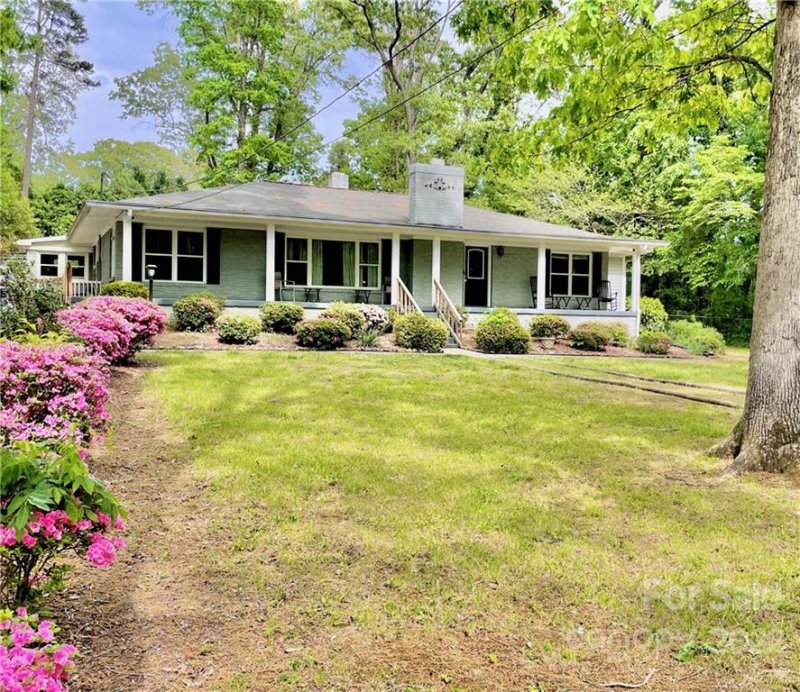 304 W Colonial Drive