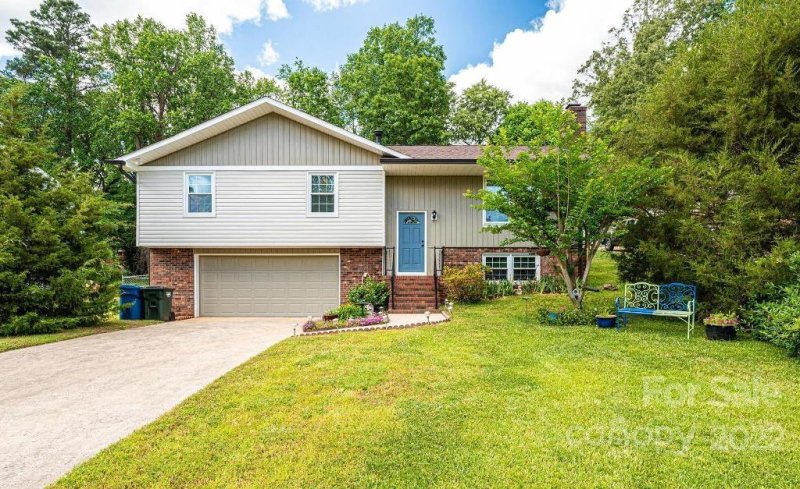 Property image 2 at 1096 16th Avenue, Hickory, NC 28601