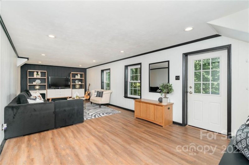 Property image 3 at 4547 Emory Lane, Charlotte, NC 28211