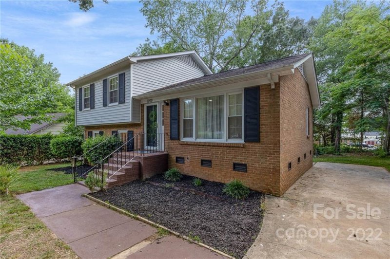 Property image 3 at 5200 Delivau Drive, Charlotte, NC 28215