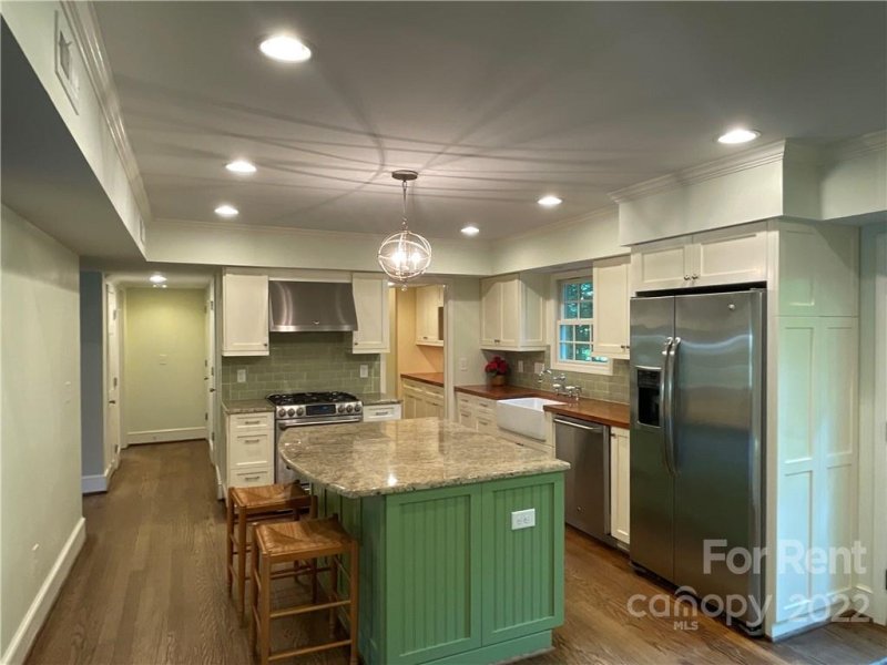 Property image 5 at 821 Greentree Drive, Charlotte, NC 28211