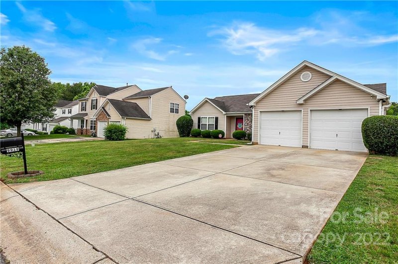 Property image 2 at 9919 Aventide Lane, Charlotte, NC 28215