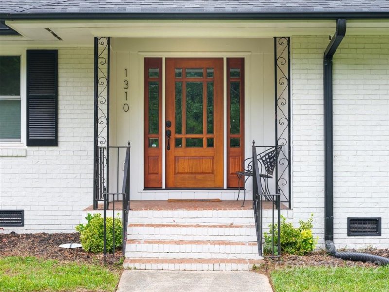 Property image 4 at 1310 Fox Run Drive, Charlotte, NC 28212