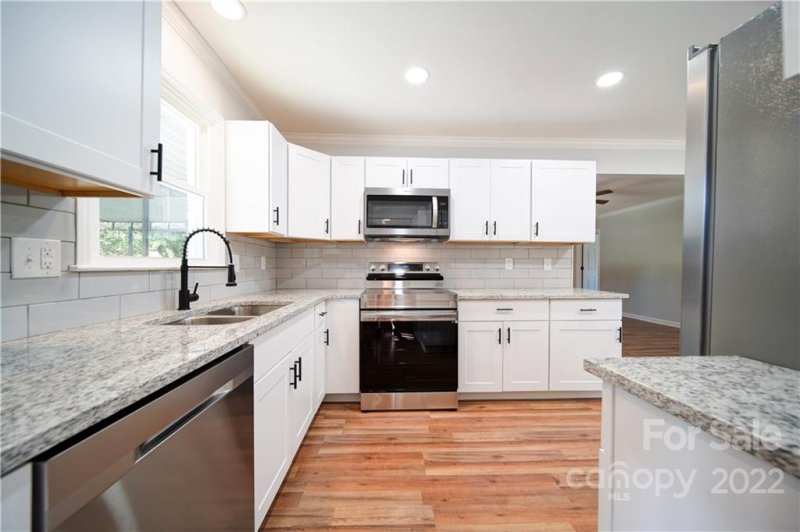 Property image 3 at 7623 Shadowcrest Drive, Charlotte, NC 28217