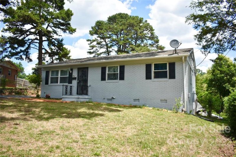 Property image 2 at 2913 October Court, Charlotte, NC 28208