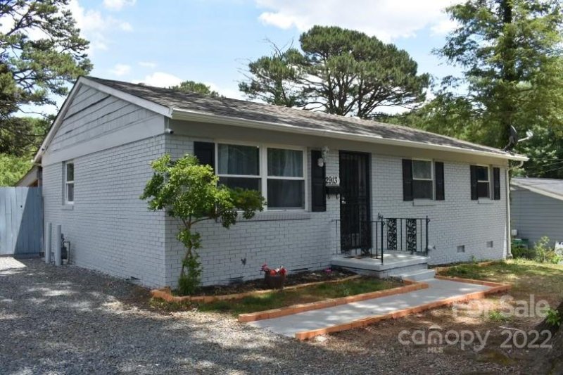 Property image 4 at 2913 October Court, Charlotte, NC 28208