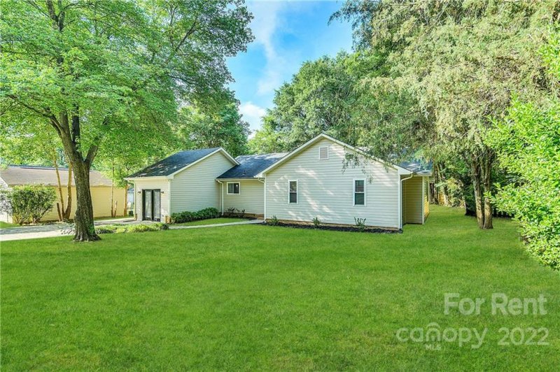 Property image 3 at 7820 Hickory Hollow Lane, Charlotte, NC 28227