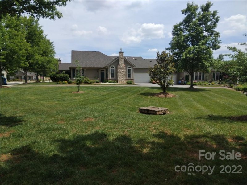 Property image 2 at 816 A Wynnshire Drive, Hickory, NC 28601