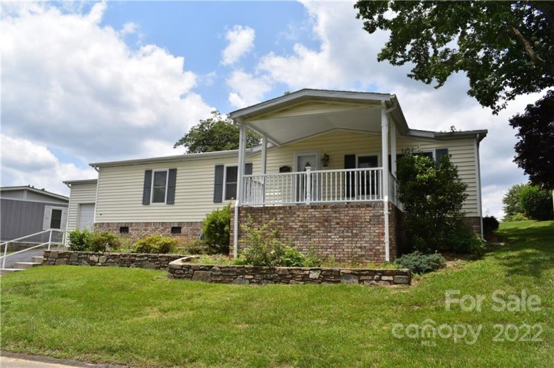 Property image 2 at 209 Cranbrook Circle, Hendersonville, NC 28792