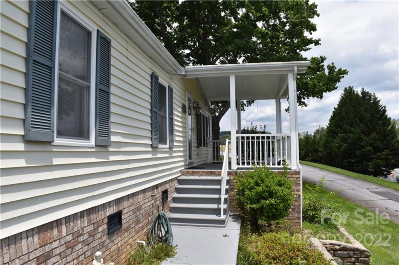 Property image 3 at 209 Cranbrook Circle, Hendersonville, NC 28792