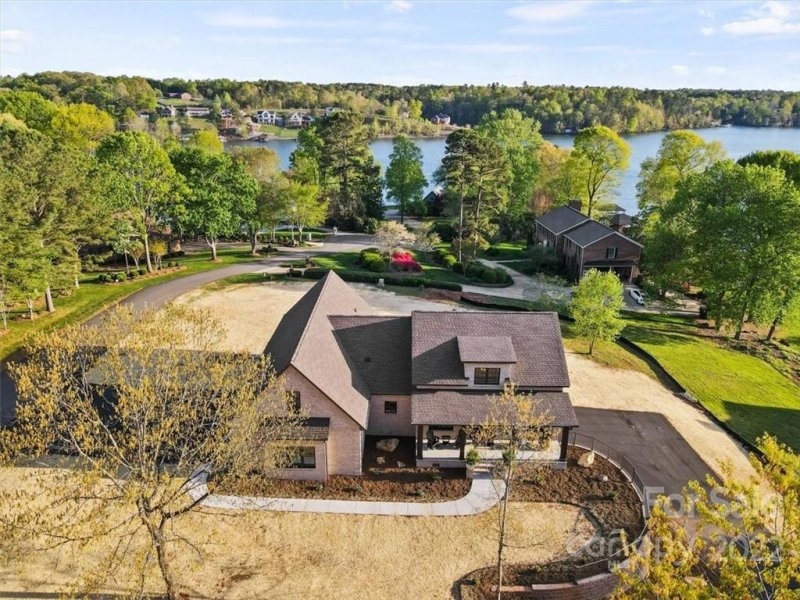 Property image 2 at 10 South Point Lane, Taylorsville, NC 28681