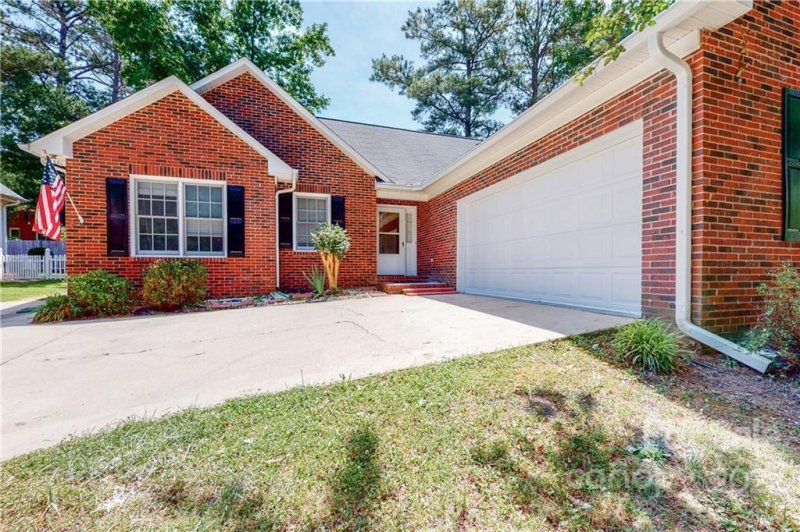 Property image 2 at 136 Ole Eastpointe Drive, York, SC 29745