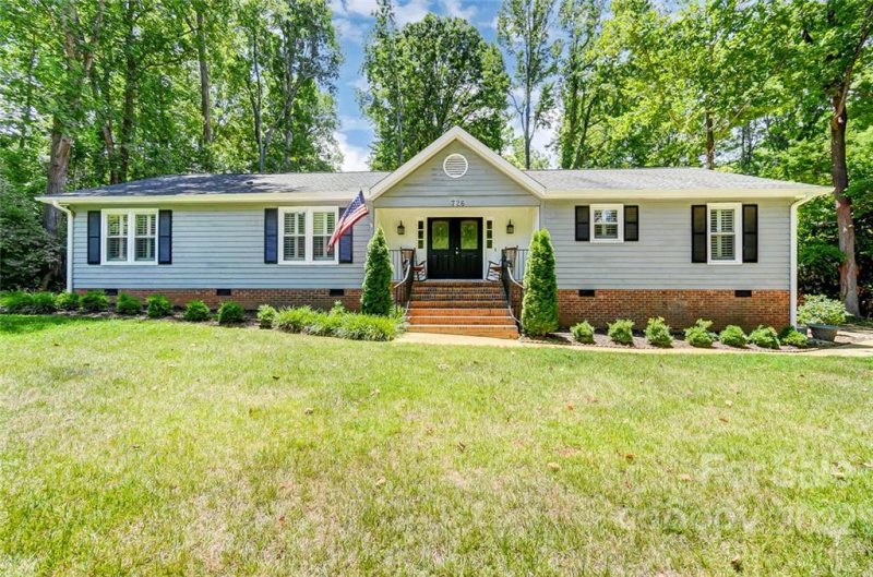 726 Knollwood Court
