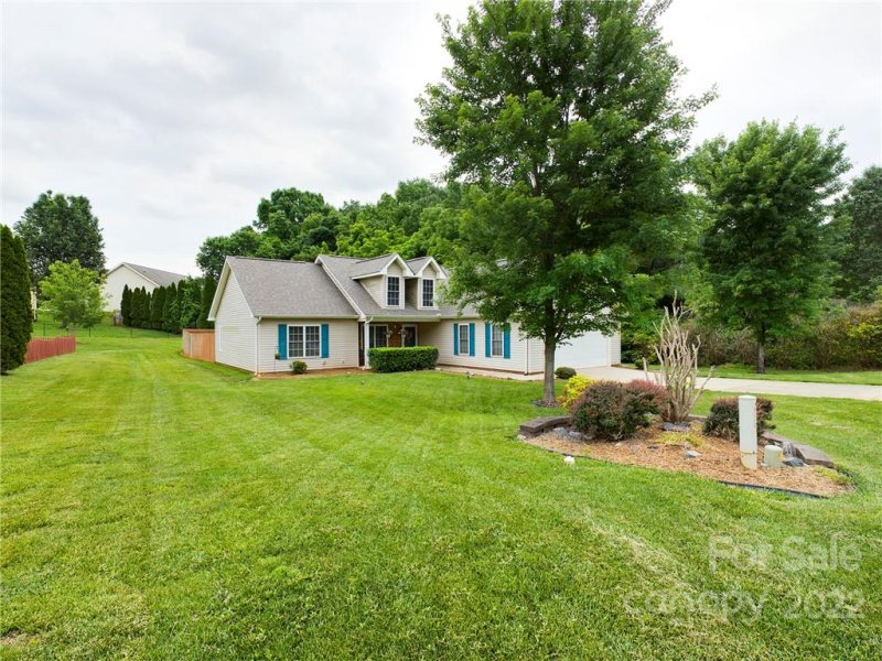 Property image 2 at 1839 Pipers Ridge Circle, Conover, NC 28613