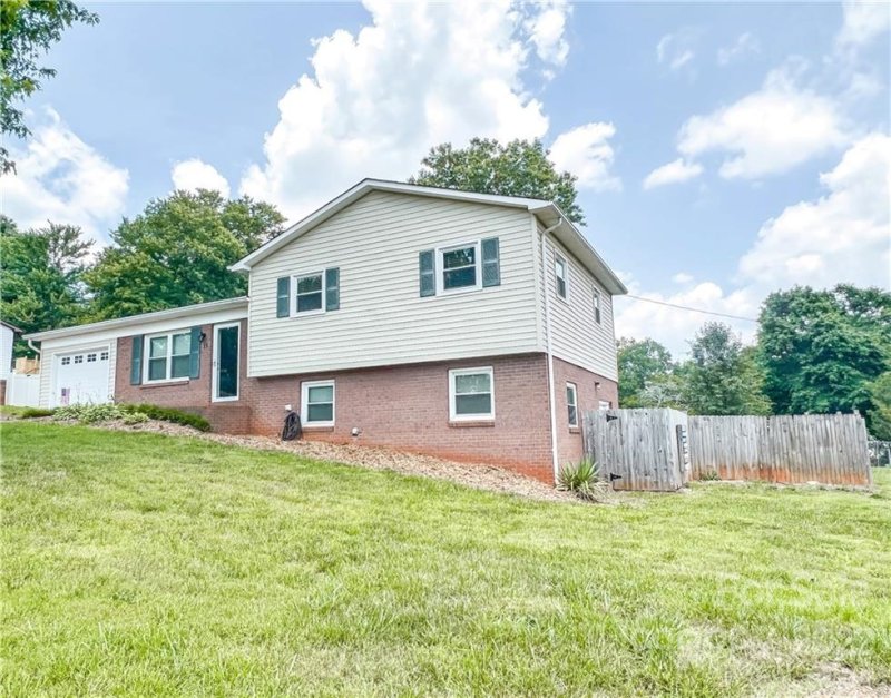 Property image 3 at 15 Claridge Court, Newton, NC 28658