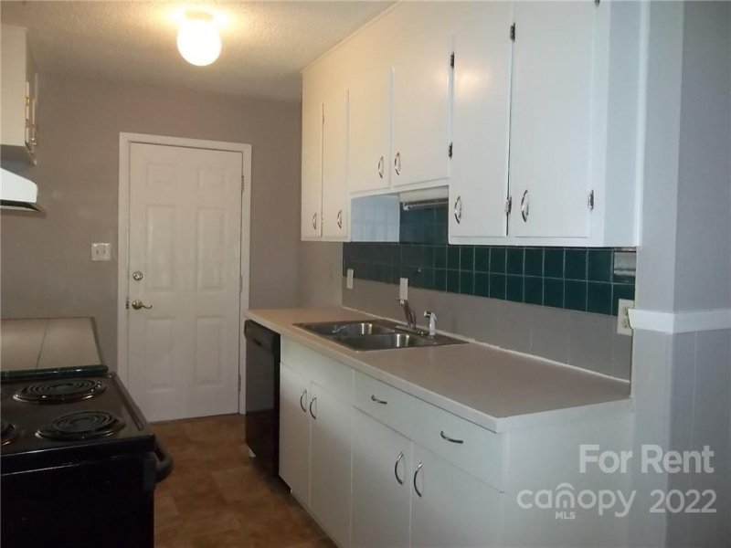 Property image 3 at 372 Leafmore Drive, Charlotte, NC 28213