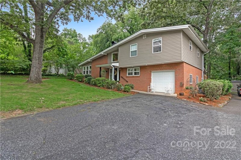 Property image 2 at 407 Hillcrest Circle, Hendersonville, NC 28792