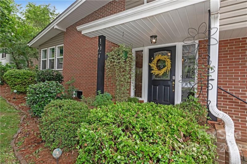 Property image 3 at 407 Hillcrest Circle, Hendersonville, NC 28792