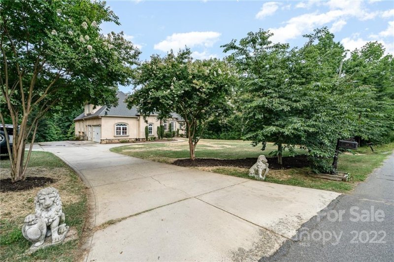 Property image 3 at 431 Breezewood Drive, Charlotte, NC 28262