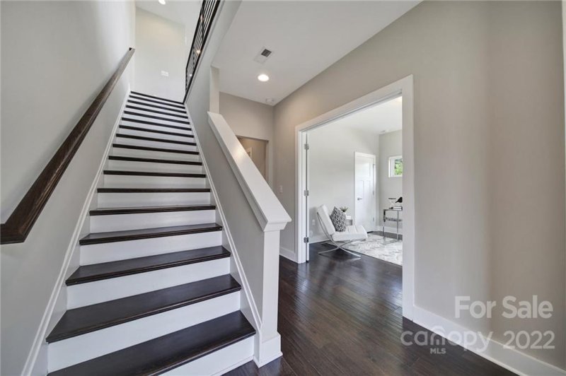 Property image 2 at 111 W Poindexter Drive, Charlotte, NC 28203