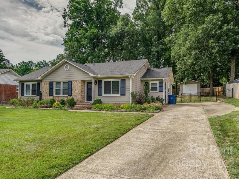 Property image 2 at 325 Clearbrook Road, Matthews, NC 28105