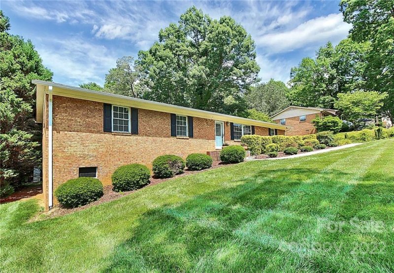 Property image 3 at 7624 Denbur Drive, Charlotte, NC 28215