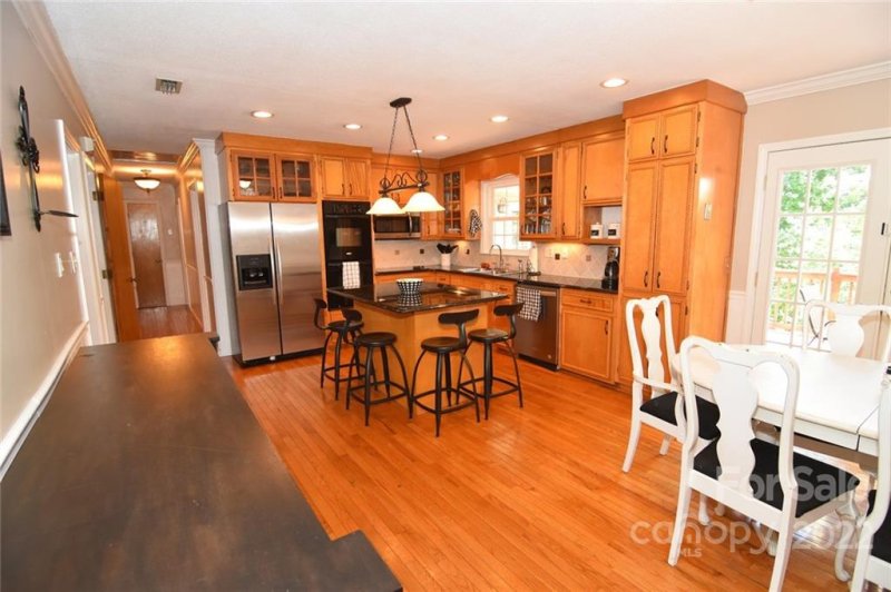 Property image 3 at 71 Lakemont Park Road, Hickory, NC 28601