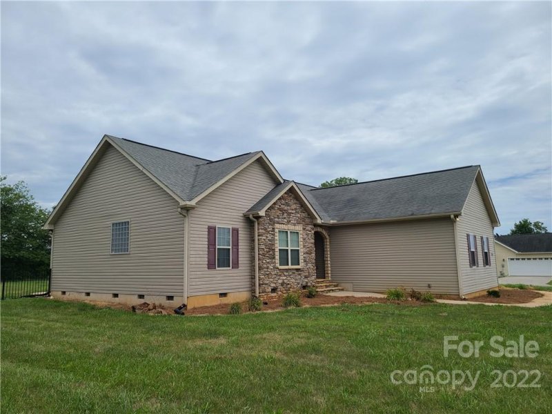 Property image 2 at 137 Castle Pines Lane, Statesville, NC 28625