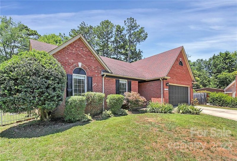 Property image 2 at 10536 Queensmead Circle, Charlotte, NC 28273