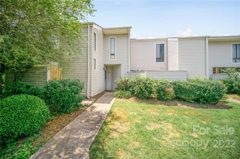 Property image 3 at 7838 Hummingbird Lane, Charlotte, NC 28212