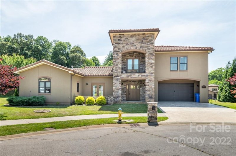 Property image 2 at 10 Verano Court, Asheville, NC 28806