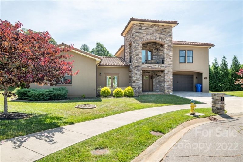 Property image 3 at 10 Verano Court, Asheville, NC 28806