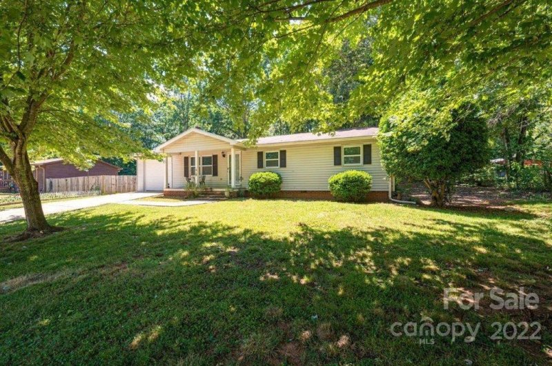 Property image 2 at 1505 Kings Road, Hickory, NC 28602