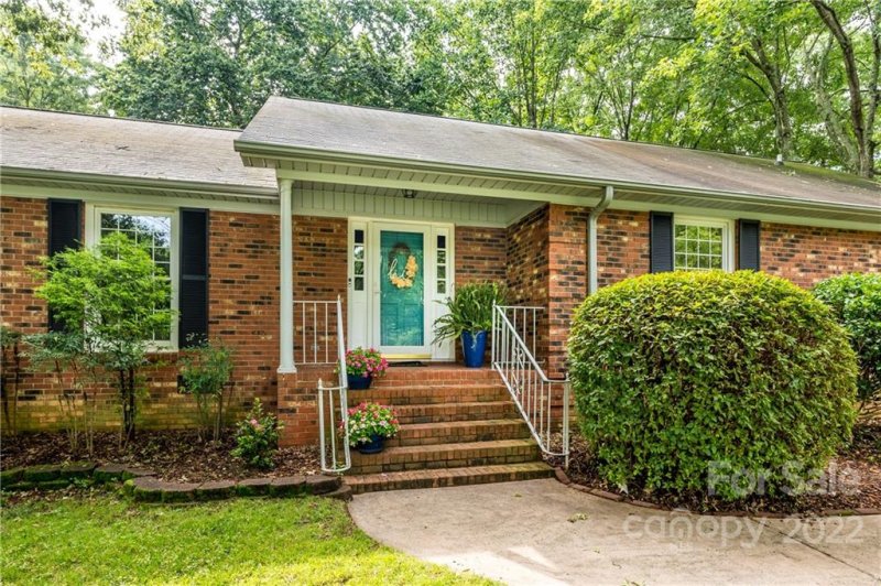 Property image 2 at 4632 Twin Oaks Place, Charlotte, NC 28212