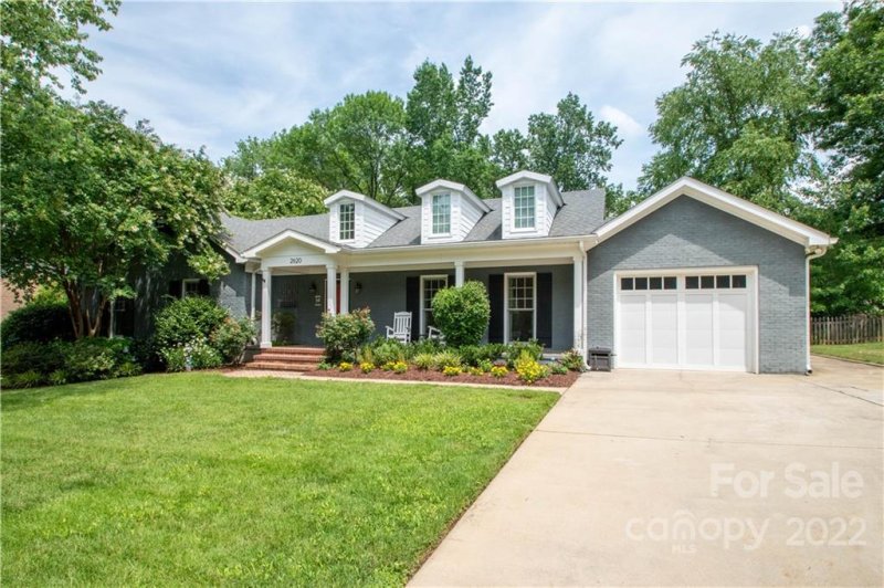 2620 Valencia Terrace