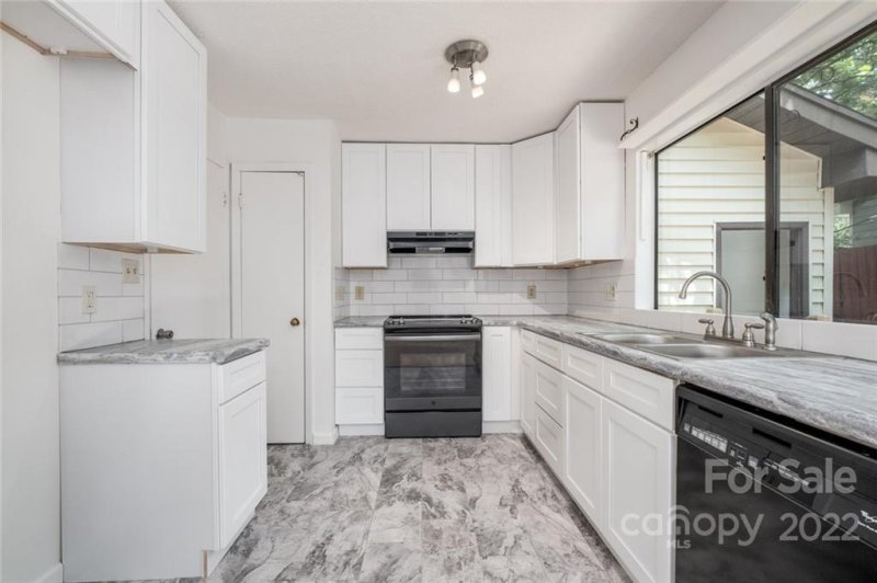 Property image 4 at 1015 Pineborough Road, Charlotte, NC 28212