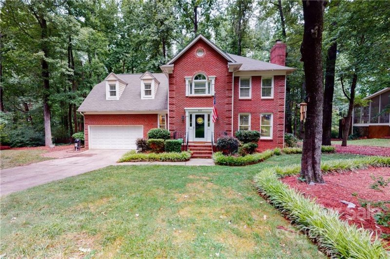 Property image 2 at 302 Demaree Lane, Matthews, NC 28105